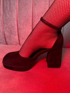 VivienLeeigh Fishnet tights and heels Pic 3