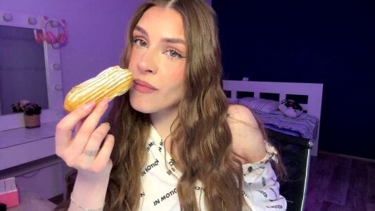 MachelleSpader Eating a sweet cclair Hình 4