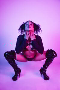 VioletXia_ Goddess in leather Bilde 7