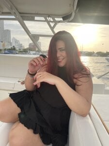 BlazedPauXのPau in the beach being shy👀の 7枚の写真