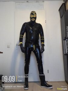Public de latexslaveboy  5 photos