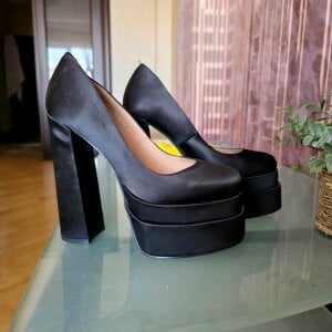 Cowell_Adelina My heels :) Gambar 3
