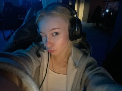 ShanelTunon Hi, I'm Ann, nice to meet u Pic 2