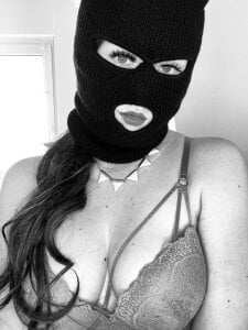 hotivyy Public Pic 4