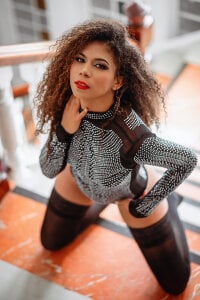 AlinaSweett “Curls vs Straight… which do you prefer me with? ❤️ Like the album if you vote for curls 🖤 Poză 8