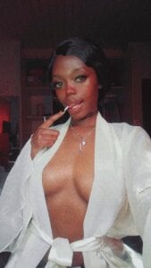 Curvy_slutty Public Pic 3