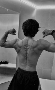 Cry_7 Un poco de músculos Pic 5