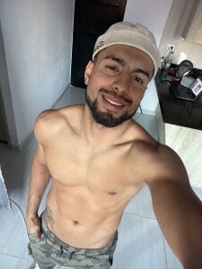 bastaian_bigcock: Public ( 2 фото)