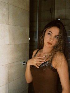 LunaCurly_ Public Pic 2