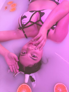 M0lly_Beckers How delicious is this milk cocktail? 🤍👅 Foto