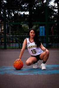 JessyBarnetPlaying Basketball Bild