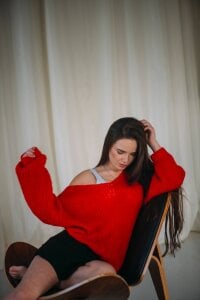 May_Bloom Does red suit my face? Hình 3