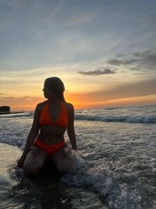 nikolevoshkie_ a beautiful girl, in front of the beautiful sea🌊 Immagine  4