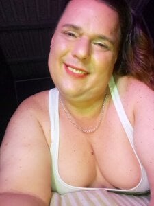 JadeTodd43 It's so hot.... Can someone just spray me and make me wet. Pic 4