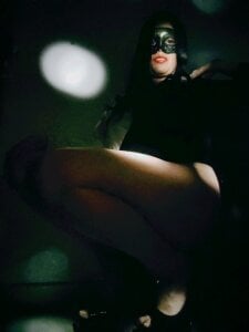 Mysterius_Woman Public Pic 4