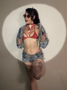 mia_velvet1With my short shorts Bild 3