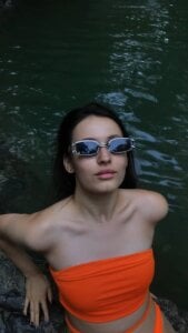 SelenaHold Amanda Pic 2