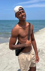 YeremiBrowm Me on the beach Pic