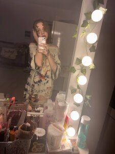 MelaineAytes guess what's under my tshirt😋 Pic 3