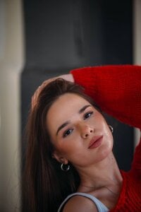 May_Bloom Does red suit my face? Hình 2