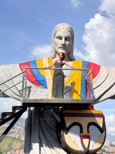 MichelleDiaz_Pink Taking a vacation in my family's town 💛💙❤️ Foto