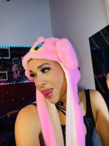 angelitasexxxhot “Playful and sexy with my cute hat 💋🎩” Pic