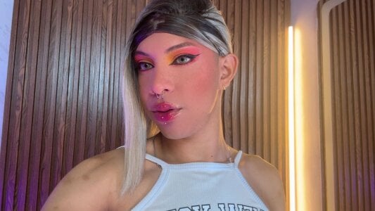 “I look innocent… but I don’t always behave 😇😏” de AndyBlake_  2 Imagens