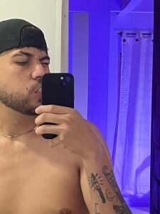 alehot223 Public Pic 3