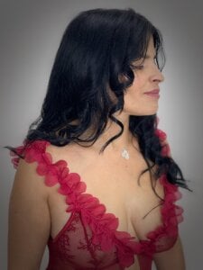 HornySkinny26 red and hot Foto 5