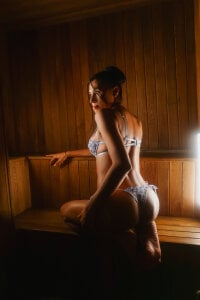 AshleyyBrownn a little bich รูป  2