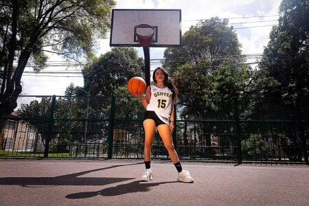 JessyBarnetPlaying Basketball Bild 5