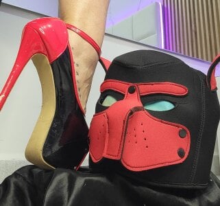 at my feet as my good slave de skarlethbelluci  2 Imagens