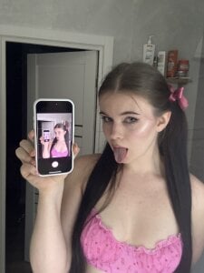 AlexaButttler Pink vibe Pic 3