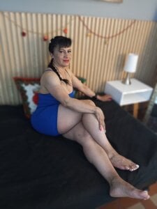 clara_heat Blue looks good on me… but your attention looks better 💙😉 Pic