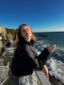 HaleyReedme A walk in the sea 🌊 side ❤️🌅 Immagine  8