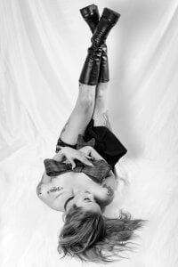 zoe_taylorr1 something more artistic Pic