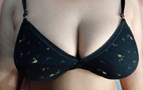 Gujju_bhabhi69 Public Pic 2