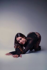 little_emma0 Some things look better in black… like secrets Immagine  5