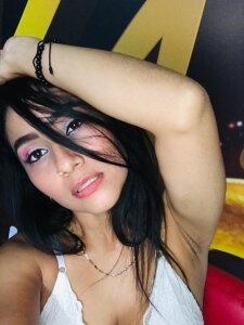 Sara_Noa with my cell phone Pic 9