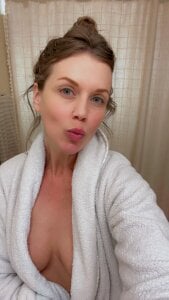 MaiseKnox Public Pic 7