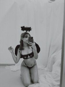 Mia_Tokkio a little black angel 🖤🤍 Pic