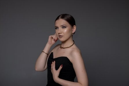 LessySmith Glamor magazine Pic