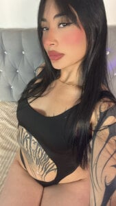 Do you dare to unveil every story etched on my skin? od aprildreams19  2 snímek