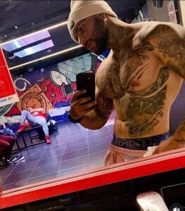 a sexy tattooed body 💪🏻 de Apolo_rousse1  photos