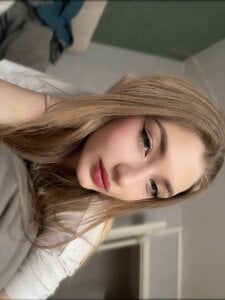 Zdjęcia AveryBerkson I'm just lying around😼😼: 