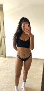 Carlymonroee_ In home 🥰 Gambar