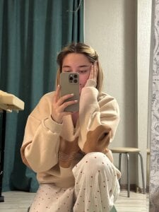 Emily_lyy Public Gambar