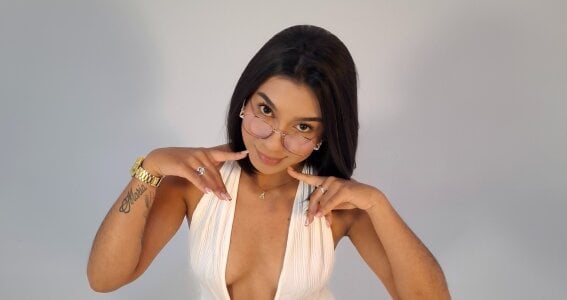 AlyssaRay YOUR GIRL 🤍 Immagine 