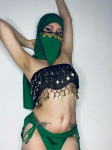 yara_hind your arabic dace 🖤🐈‍⬛ Pic