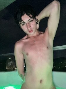 Beach trip 🏖🥵 de _Angell_Dustt_Star  2 Imagens